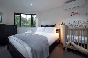 2 bedrooms, iron/ironing board, Internet - Elegant Urban Retreat in Freemans Bay. (Auckland)