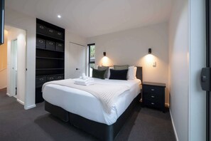 2 bedrooms, iron/ironing board, internet