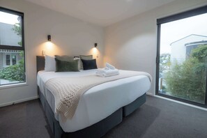 2 bedrooms, iron/ironing board, internet