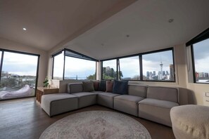 TV, books, offices - Elegant Urban Retreat in Freemans Bay. (Auckland)