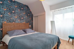 2 bedrooms, iron/ironing board, WiFi, bed sheets