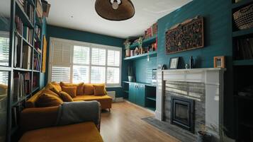 Fireplace, books, stereo, offices