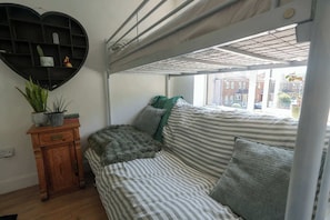3 slaapkamers, een strijkplank/strijkijzer, reisbedje, internet