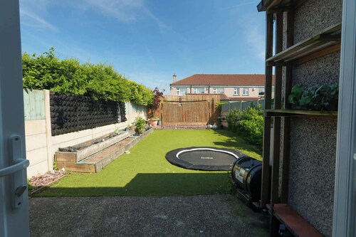 Stylish & Spacious Family Home On Edge of City