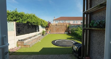 Stylish & Spacious Family Home On Edge of City