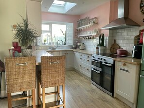 Fridge, oven, stovetop, dishwasher - Stylish & Spacious Family Home On Edge of City (Cork)