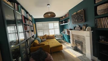 Chimenea, libros, estéreo y oficina