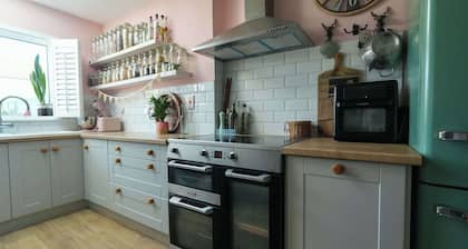 Stylish & Spacious Family Home On Edge of City