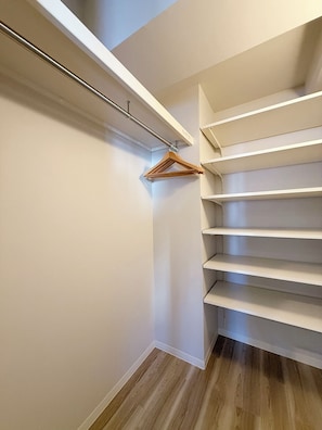 Apartament superior, balcó, vistes al riu | Planxa i posts de planxar i wifi gratuïta