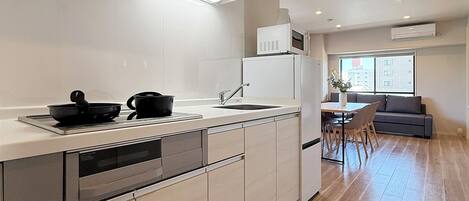 Departamento superior, balcón, vista al río | Cocina privada | Refrigerador, microondas, parrilla de estufa y tetera eléctrica