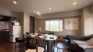 Panorama appartement, balkon, uitzicht op rivier | Een strijkplank/strijkijzer, gratis wifi