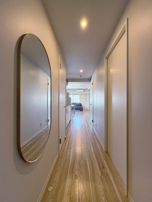 Apartament superior, balcó, vistes al riu | Planxa i posts de planxar i wifi gratuïta