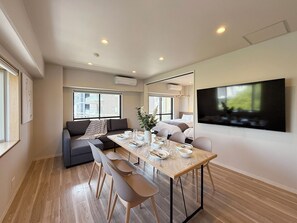 Superior-Apartment, Balkon, Flussblick | Wohnbereich