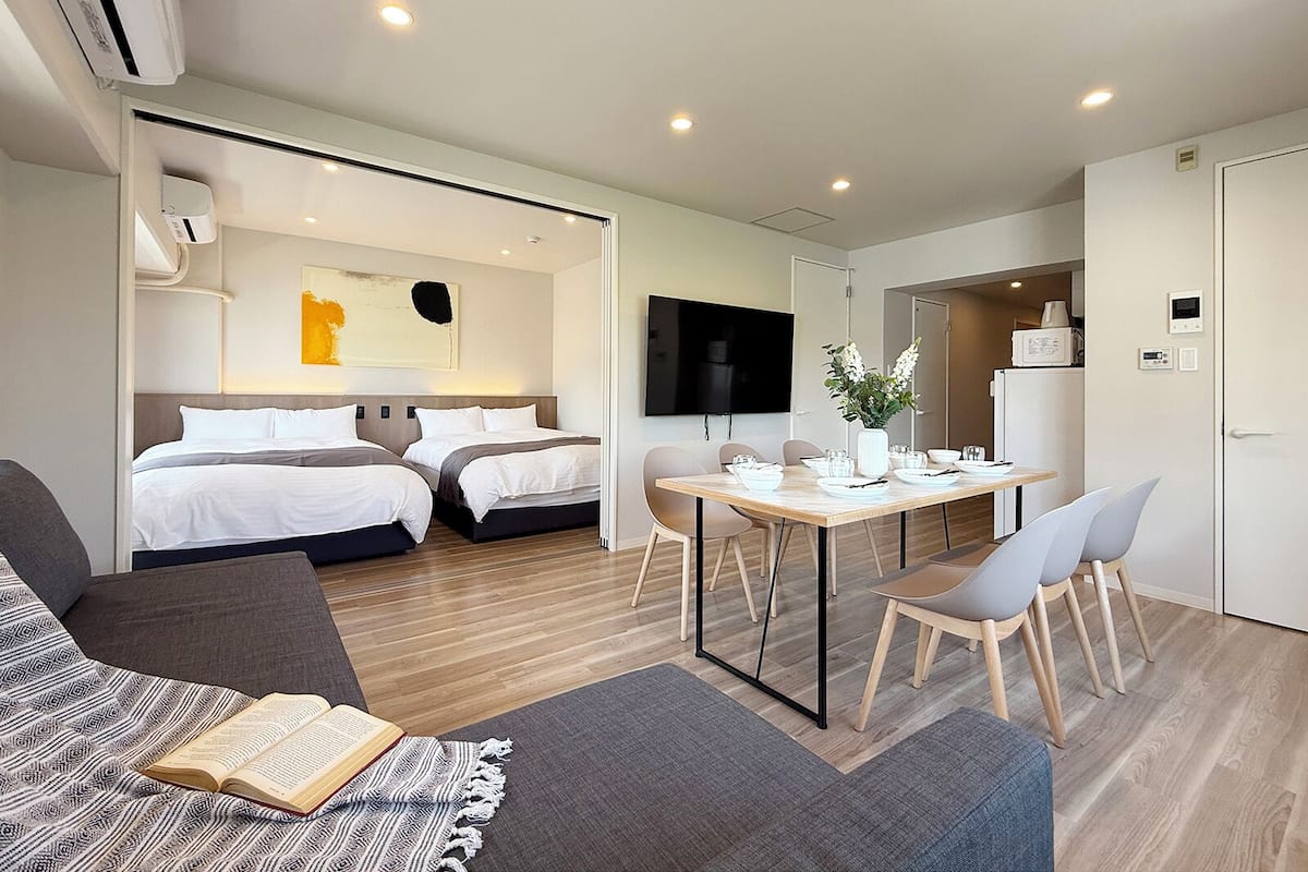 Apartament superior, balcó, vistes al riu | Planxa i posts de planxar i wifi gratuïta