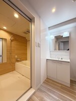 Superior-Apartment, Balkon, Flussblick | Badezimmer | Badewanne und Dusche (separat), Haartrockner, Hausschuhe, Handtücher