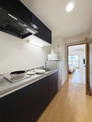 Estudi panoràmic, balcó, vistes al riu | Cuina bàsica privada | Frigorífic, microones i placa de cuina
