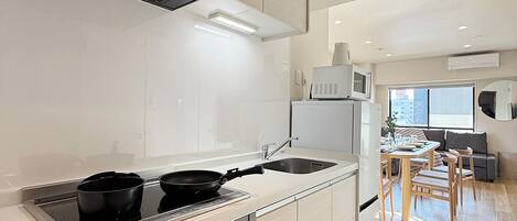 Lyxlägenhet | Eget kök | Kylskåp, mikrovågsugn, spishäll och vattenkokare