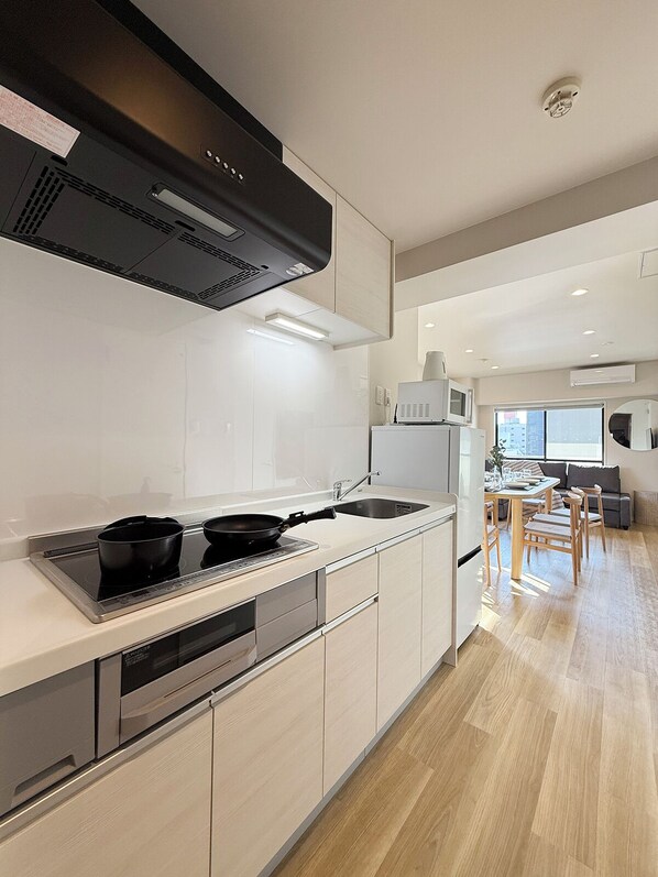 Apartament de luxe | Cuina privada | Frigorífic, microones, placa de cuina i bullidora elèctrica 