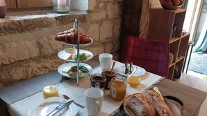 A breakfast table set with croissants, jams, honey, and bread. - Charming renovated farmhouse with large pool (Lacour)