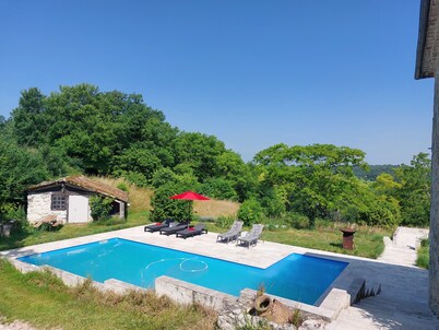 Charming renovated farmhouse with large pool