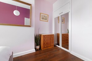 2 slaapkamers, een strijkplank/strijkijzer, internet, beddengoed