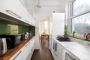 Fridge, microwave, oven, stovetop - Gorgeous 2 Bed Apartment in North London (Greater London)