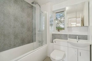 A bathroom with a shower, toilet, and sink. - Stylish & Elegant 1 bed flat - Watford (Hertfordshire)