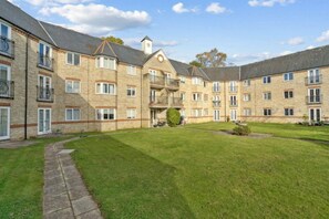A multi-story residential building with a courtyard. - Stylish & Elegant 1 bed flat - Watford (Hertfordshire)