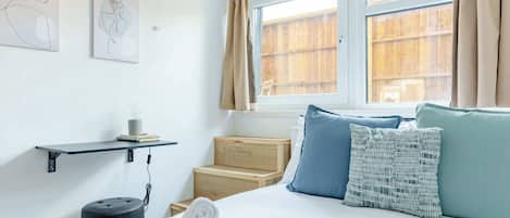 4 bedrooms, iron/ironing board, WiFi, bed sheets