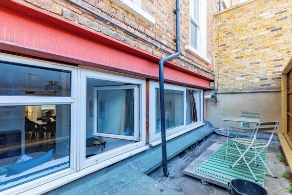 Outdoor dining - Beautifully Refurbished 4BD Flat by King's Cross (Greater London)