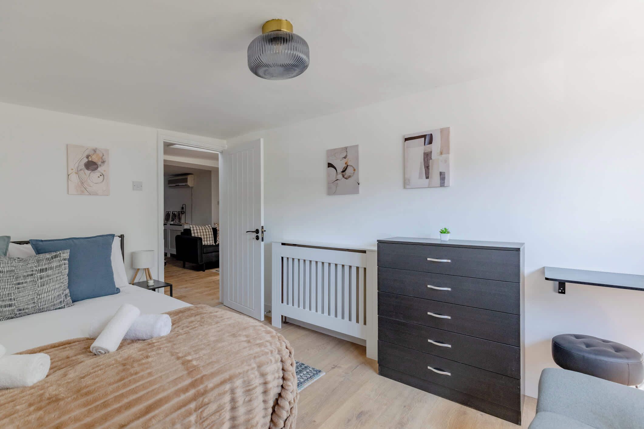 4 bedrooms, iron/ironing board, WiFi, bed sheets