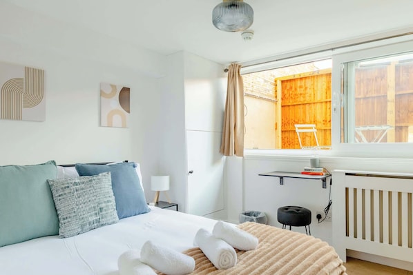4 bedrooms, iron/ironing board, WiFi, bed sheets