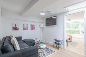 Interior - Beautifully Refurbished 4BD Flat by King's Cross (Greater London)