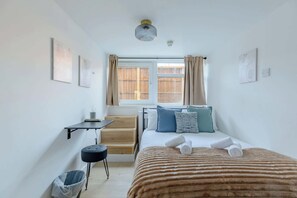 4 bedrooms, iron/ironing board, WiFi, bed sheets