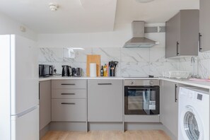 Kühlschrank, Mikrowelle, Ofen, Herdplatte