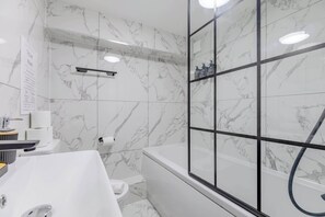 Een douche, een haardroger