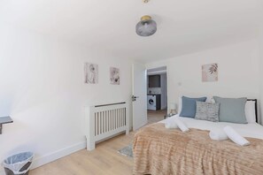 4 bedrooms, iron/ironing board, WiFi, bed sheets