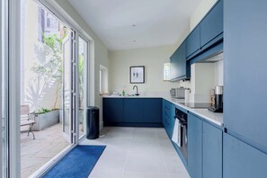 Réfrigérateur, un four, surface de cuisson, lave-vaisselle