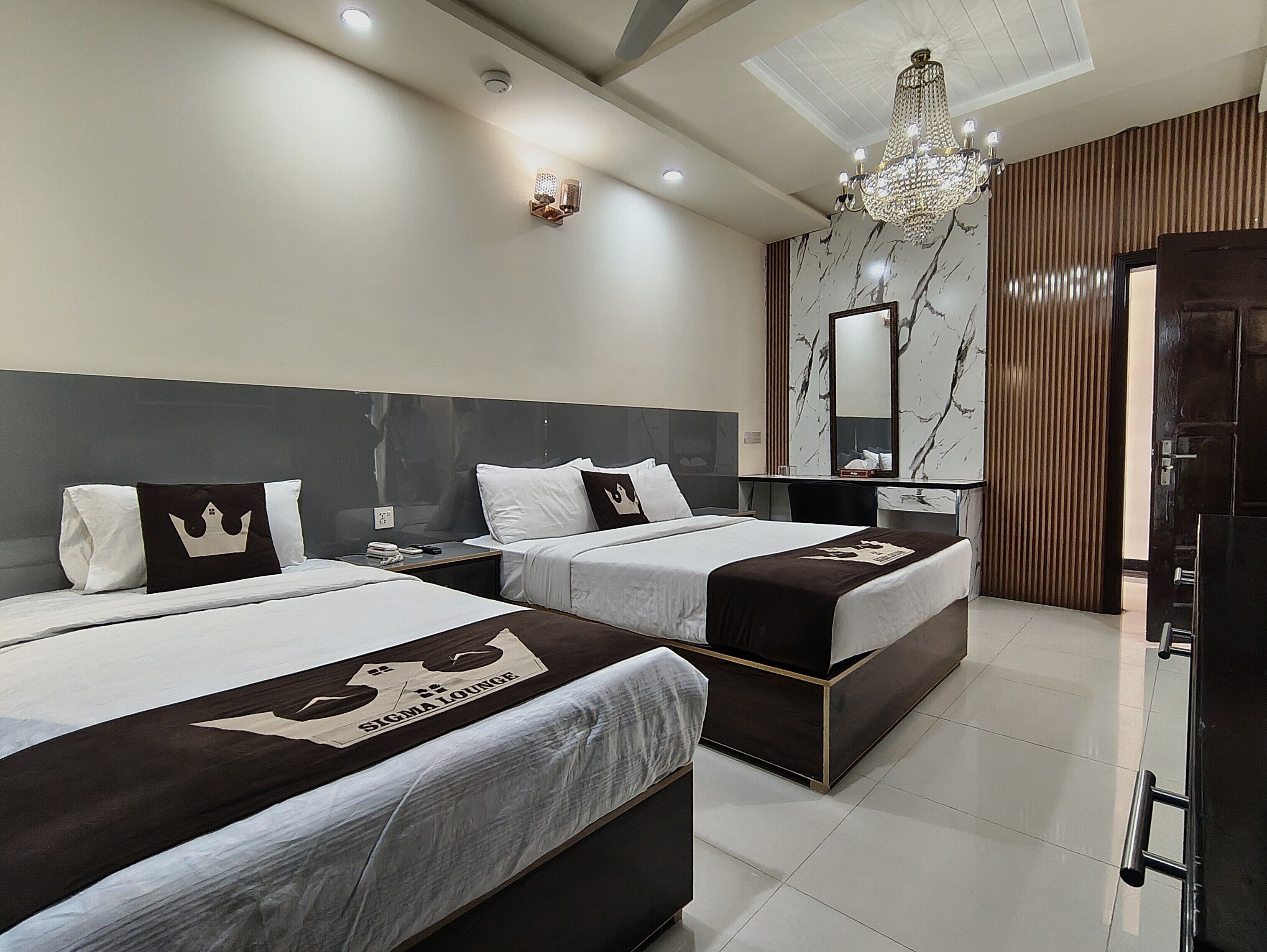 9 habitaciones, tabla de planchar con plancha, wifi y ropa de cama 