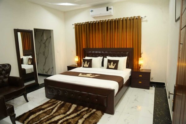 9 bedrooms, iron/ironing board, WiFi, bed sheets