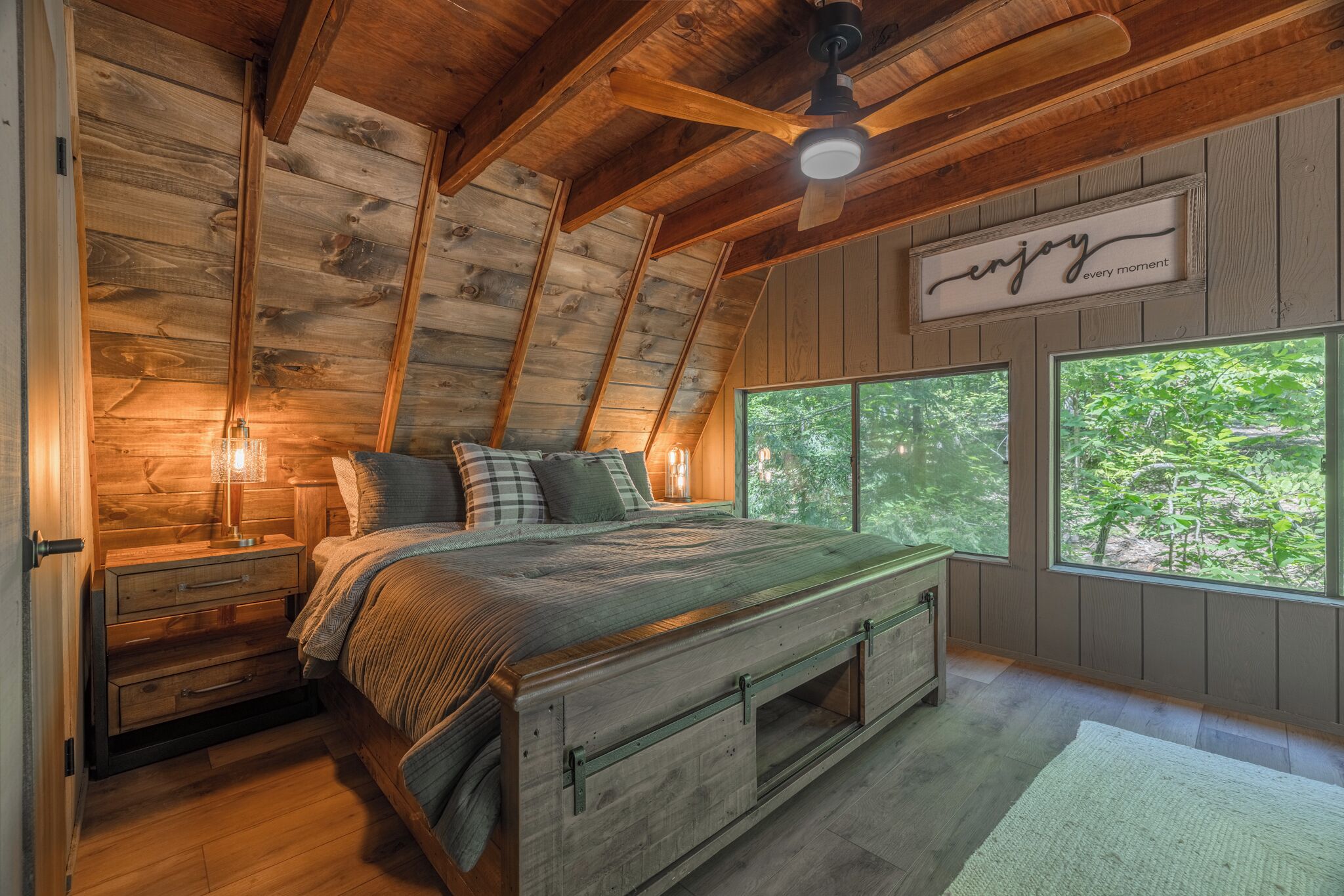 3 bedrooms, desk, WiFi, bed sheets