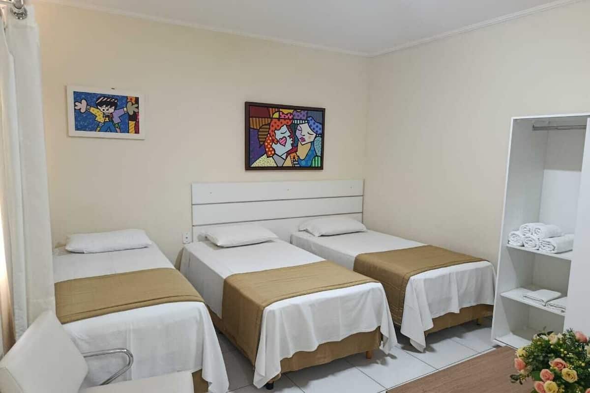 Comfort driepersoonskamer, uitzicht op de stad | Luxe beddengoed, een bureau, verduisterende gordijnen