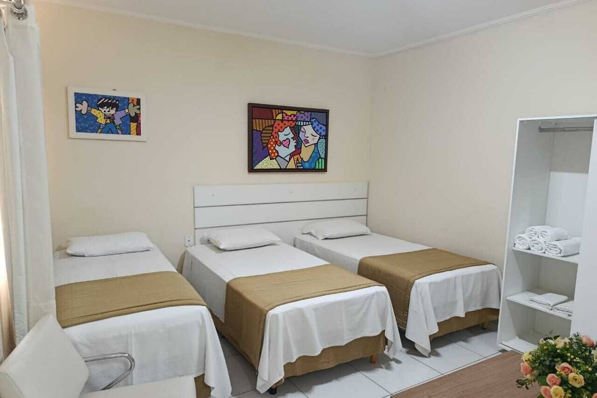 Chambre triple Confort, vue sur la ville | Literie de qualité, bureau, rideaux d’obscurcissement