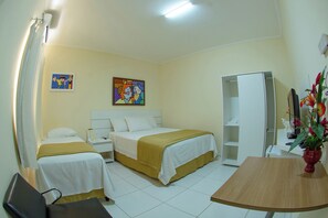 Habitación triple Confort, vistas a la ciudad | Ropa de cama de alta calidad, escritorio, cortinas opacas