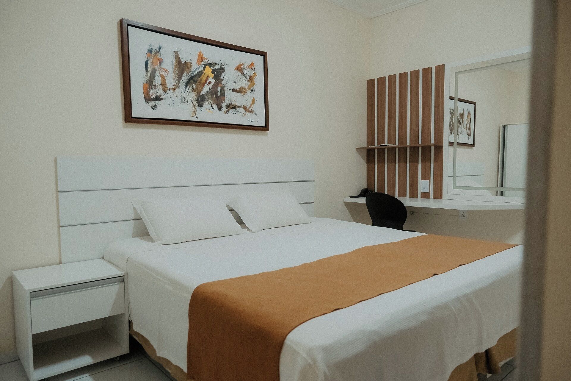 Comfort tweepersoonskamer, 1 kingsize bed, uitzicht op stad | Luxe beddengoed, een bureau, verduisterende gordijnen