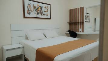 Comfort tweepersoonskamer, 1 kingsize bed, uitzicht op stad | Luxe beddengoed, een bureau, verduisterende gordijnen