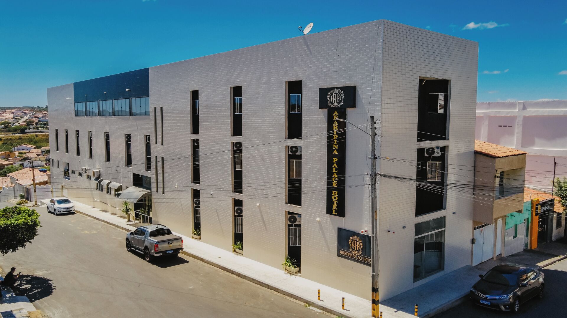 Vista frontal de la propiedad