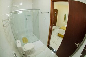 Een douche, gratis toiletartikelen, een haardroger, handdoeken