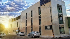 A multi-story hotel with a modern design, featuring a prominent sign for 'Bruno Rosta Hotel' and 'APARINAPALACE HOTEL'. - Araripina Palace Hotel (Araripina)