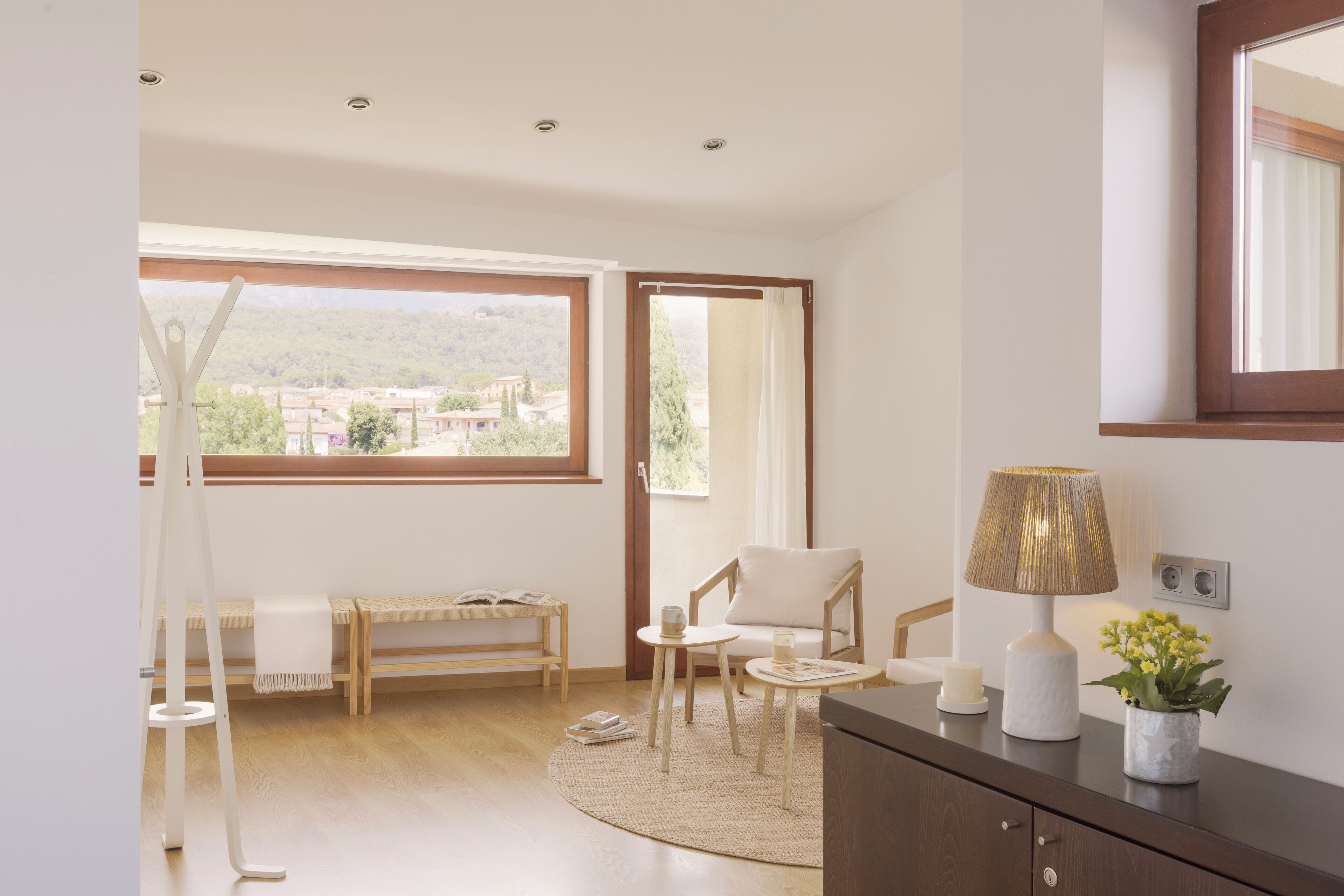 Een bureau, verduisterende gordijnen, een strijkplank/strijkijzer